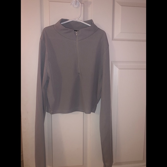 MISSYEMPIRE Tops - Light grey zip up longsleeve